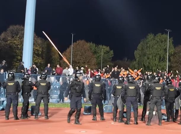 Navijači Hajduka na utakmici protiv Cibalije