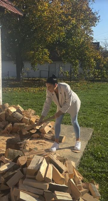 Mia Borisavljević cepa drva