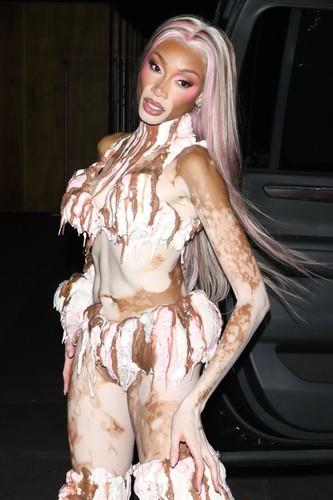 Vini Harlou u kostimu sladoleda za Noć veštica 2025.