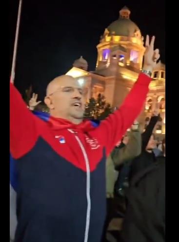 Goran Karadžić ispred Skupštena kao podrška studentima koji žele da uče