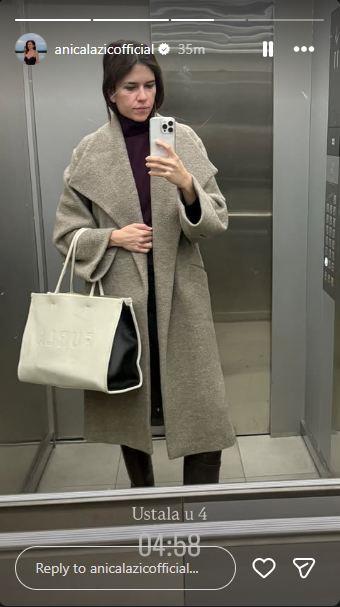 Anica Lazić, selfi u liftu.jpg