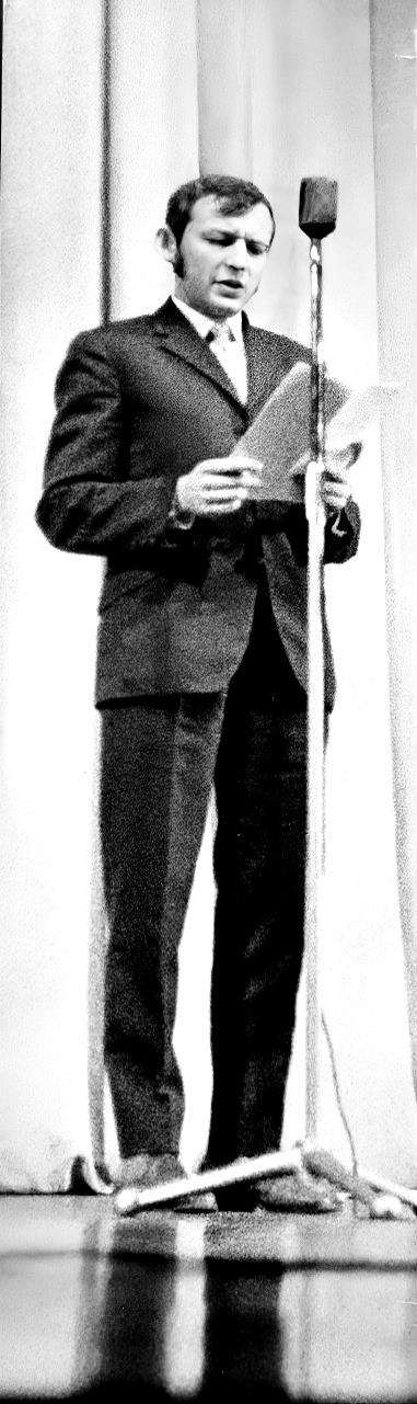 Слика 6. Радомир Путник чита песме, 1968.jpg