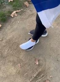 Majka pešači krvavih nogu