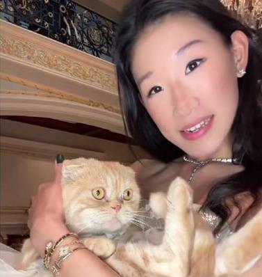 Influenserka Beka Blum sa svojom mačkom.jpg