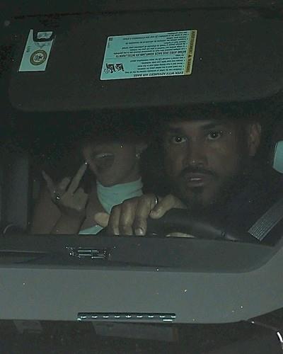 Kajli Džener pokazuje srednji prst paparacima na proslavi 70. rođendana Kris Džener