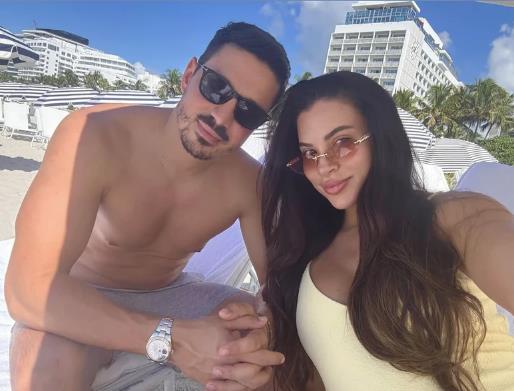 Ina Gardijan pozira na plaži u kupaćem kostimu sa trudničkim stomakom