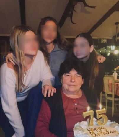 Majka Duška Tošića sa unukama Nikom i Atinom