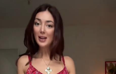 Smeđokosa devojka u crvenoj haljini na bretele.jpg