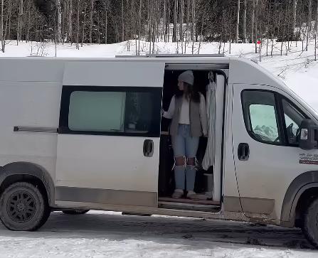 devojka živi u kamperu (1).jpg