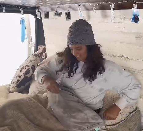 devojka živi u kamperu (3).png