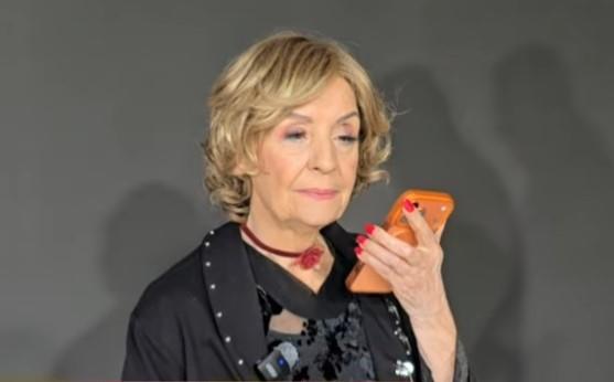 Lepa Lukić priča s ChatGPT