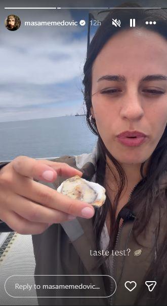 Maša Memedović jede školjke na brodu.jpg