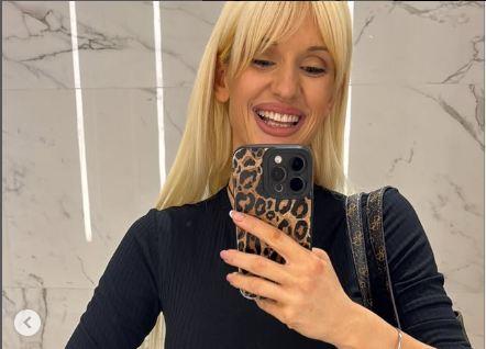 Anja Mit u crnoj rolci.jpg