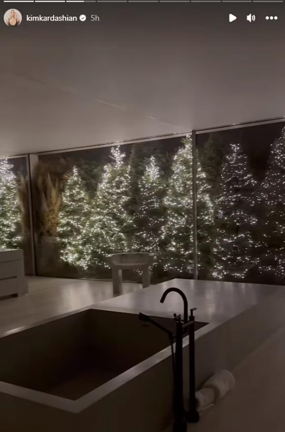 Kim Kardašijan i novogodišnja dekoracija