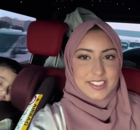 Malaika Raja sedi pozadi u automobilu sa sinom