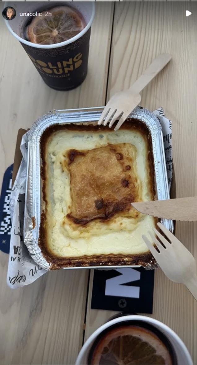 Una Čolić uživa na večeri