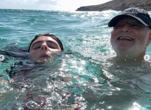 Rob Rajner sa ćerkom na moru.jpg