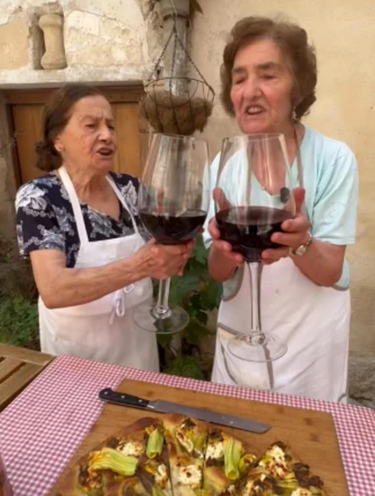 Gracijela Inkampo i Tereza Kalija - popularne bake na Instagramu