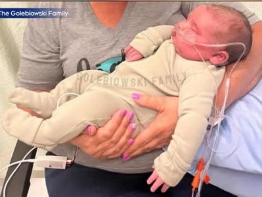 Dečak Grejson po rođenju težio 7kg.jpg