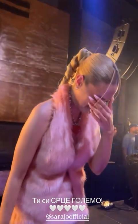 Sara Jo uplakana peva pesmu grupe DNK