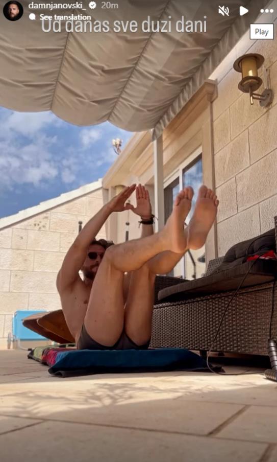 Peđa Dajmanović vežba na balkonu.jpg