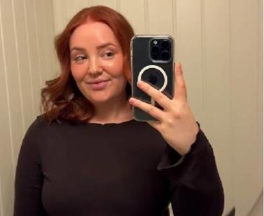 Sara je nedeljama gomilala odeću na stolici, a onda je njen otac okitio kao jelku.jpg