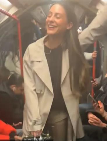 Tiktokerka Kejti Olivija traži da sedne u gradskom prevozu