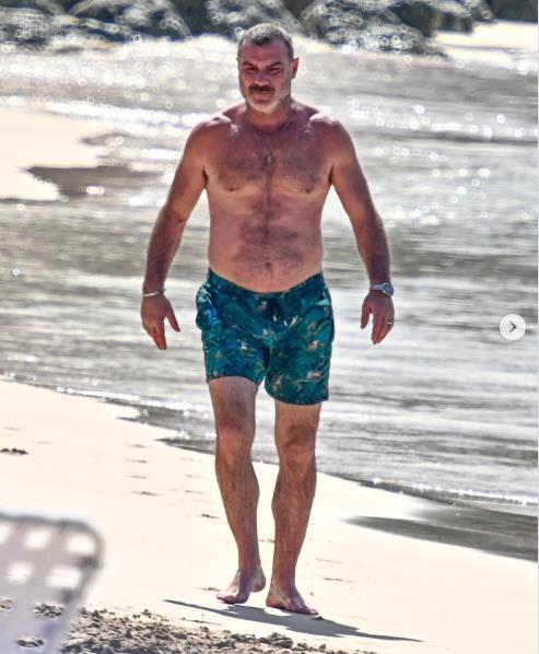 Lijev Šrajber na plaži - paparaco fotografije.jpg
