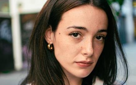 Devojka smeđe kose i ozbiljnog lica