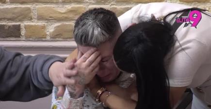 Jovana Tomić Matora plače dok čita čestitke porodice