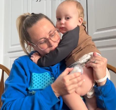 Kajli Grajms sa sinom u naručju