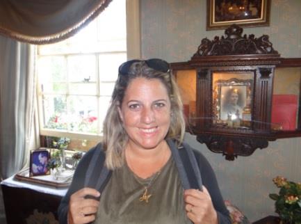 Žena plave kose, nasmejana, u kući