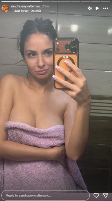 Seksi Sandra pozira naga u kupatilu