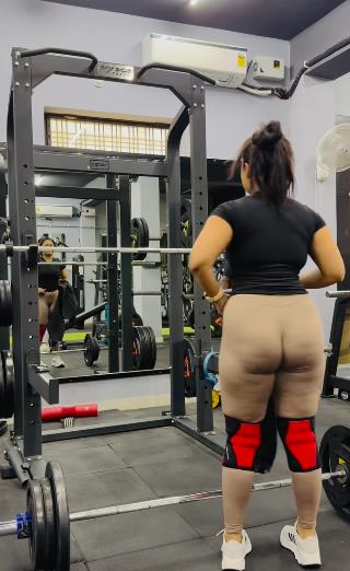 Žena u teretani nosi helanke u boji kože koje izgledaju kao da nema pantalone