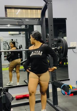 Žena u teretani nosi helanke u boji kože koje izgledaju kao da nema pantalone (5).png