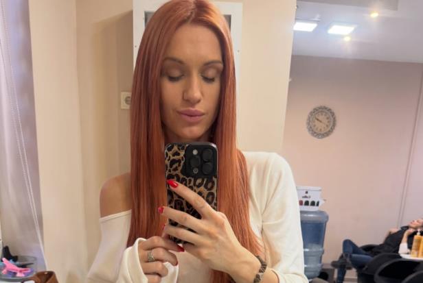 Anja Mit se ofarbala u crveno