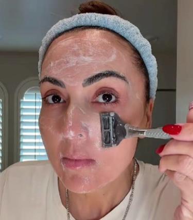 Rakel Velasko brije lice i tvrdi da je zbog toga mladolika