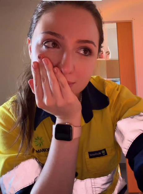 Ambra Luparelo radi u rudniku u Australiji (7).PNG