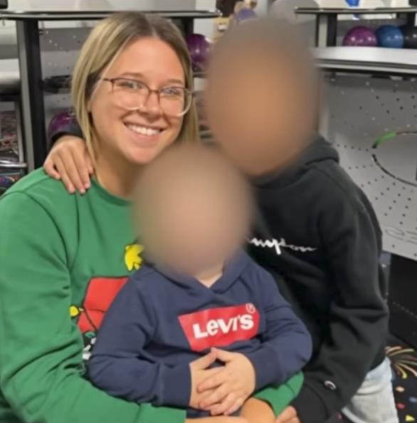 Ališa Hjuz sa porodicom (6).png