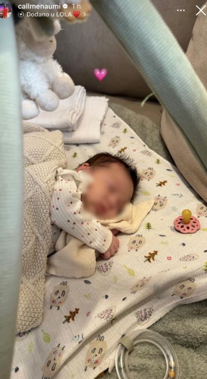 Mina Naumović slikala ćerkicu