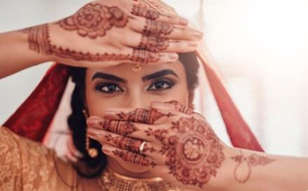 Devojka išarana kanom po rukama prekrila čelo i usne