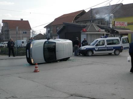 vranje-sudar-prevrnuti-auto.jpg