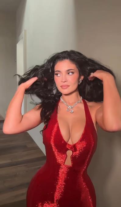 Kajli Džener na crvenom tepihu Oskara 2026 u crvenoj glamuroznoj haljini sa dubokim dekolteom (2).PNG