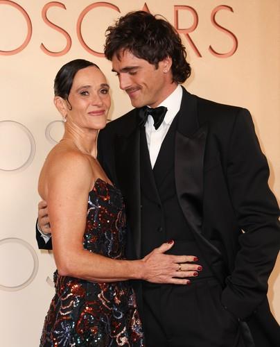 Džejkob Elordi s mamom na crvenom tepihu dodele Oskara 2026