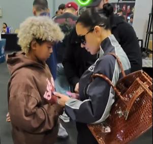 Kim Kardašijan sa sinom kupuje Pokemon kartu