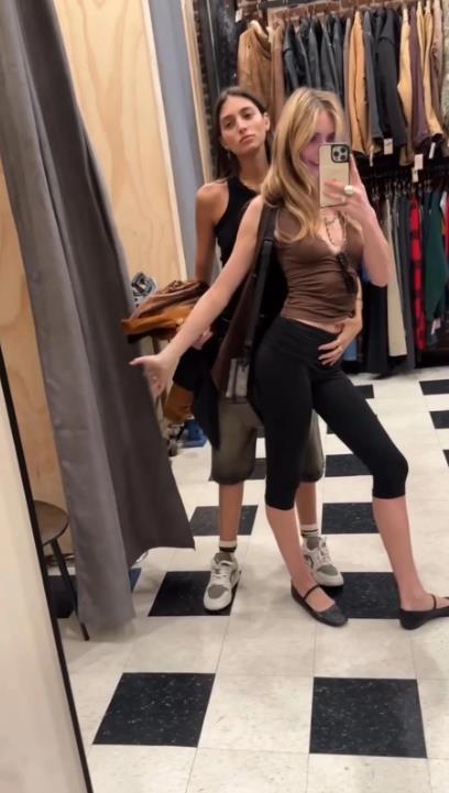 Sandra Karić u šopingu sa partnerkom Larom