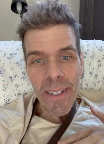 Perez Hilton u bolničkom krevetu tokom oporavka u Las Vegasu (1).png