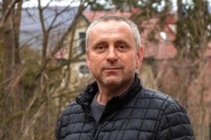 Muškarac u crnoj zimskoj jakni