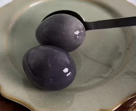 Farbanje jaja u crnom vinu