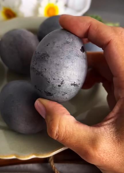 Farbanje jaja u crnom vinu